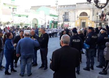 Sfratti ad Afragola, in 200 protestano