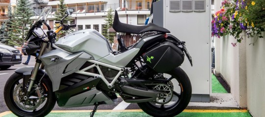 Sulla via Emilia sibila la moto elettrica made in Italy