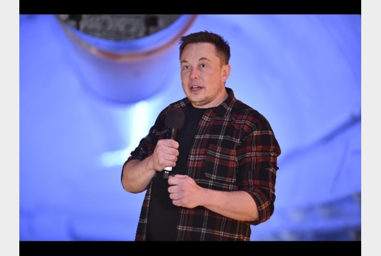 Tesla: legali, tweet non violano patti