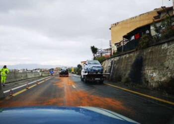 Tir disperde gasolio su A2, incidenti