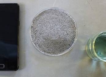 Uno smartphone nel frullatore svela un tesoro da riciclare – VIDEO