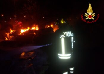 Vasto incendio in cantiere del Catanese