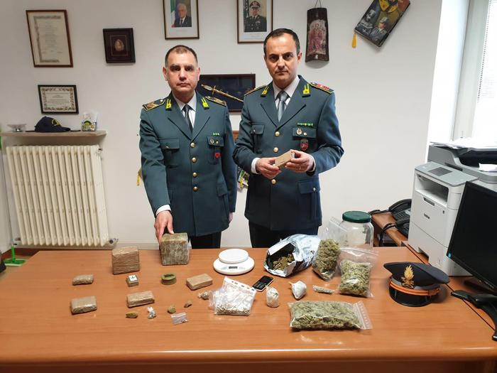 2,9 kg hascisc e marijuana, arresto Gdf