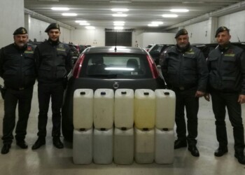 Alcol in taniche su auto a Gpl,sequestro