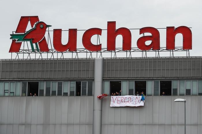 Auchan vende 21 punti vendita in Francia, coinvolti in 723