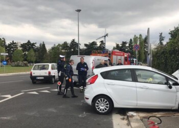 Auto contro muretto, morto a Bologna