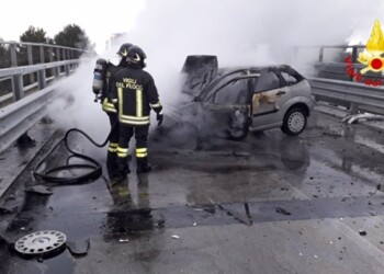 Auto contro muro, conducente ferito