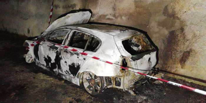 Auto distrutta da incendio, indagini