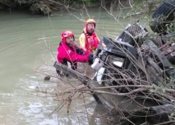 Autocarro giù dal Liscione, salvi in due