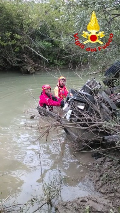 Autocarro giù dal Liscione, salvi in due