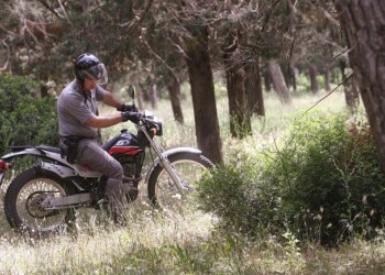 Cade da moto durante fuoripista e muore