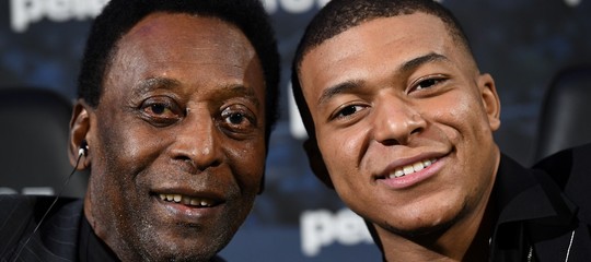 Calcio: Pelé ricoverato in un ospedale a Parigi