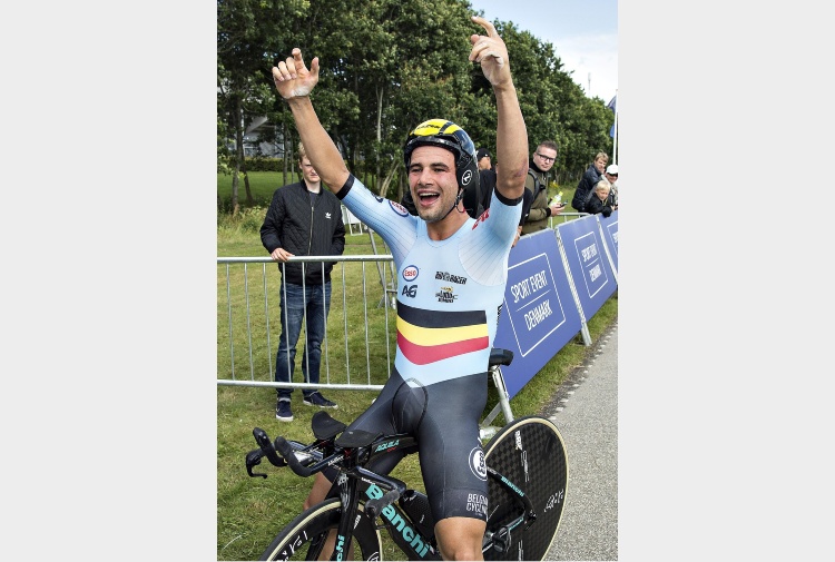 Campenaerts migliora il record dell’ora