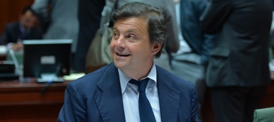 Carlo Calenda e l’apologia del ceffone ai figli: è bufera sui social