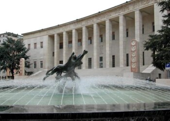 Coltello nella schiena, donna arrestata