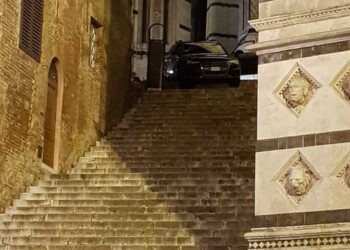Con auto su scalinata Battistero Siena