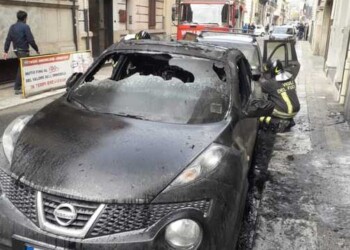 Due auto in fiamme a Reggio, indagini