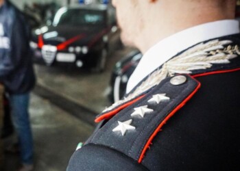 Ferisce moglie con coltello, arrestato