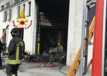Fiamme in autosalone a Gualdo Tadino