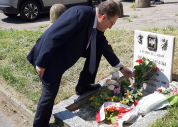 Fiori per il quarantesimo anniversario della morte dell’agente della Digos, Andrea Campagna