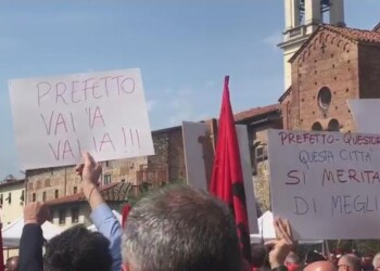 Fischi a prefetto,segnalazione a procura