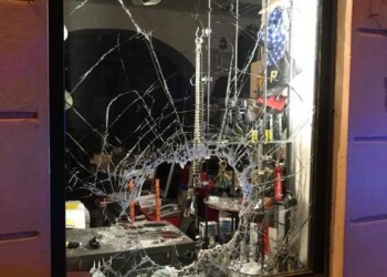 Furti: spaccano vetrina e rubano 10 coltelli, arrestati