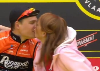 Ciclismo, la giornalista bacia (per sbaglio) il corridore