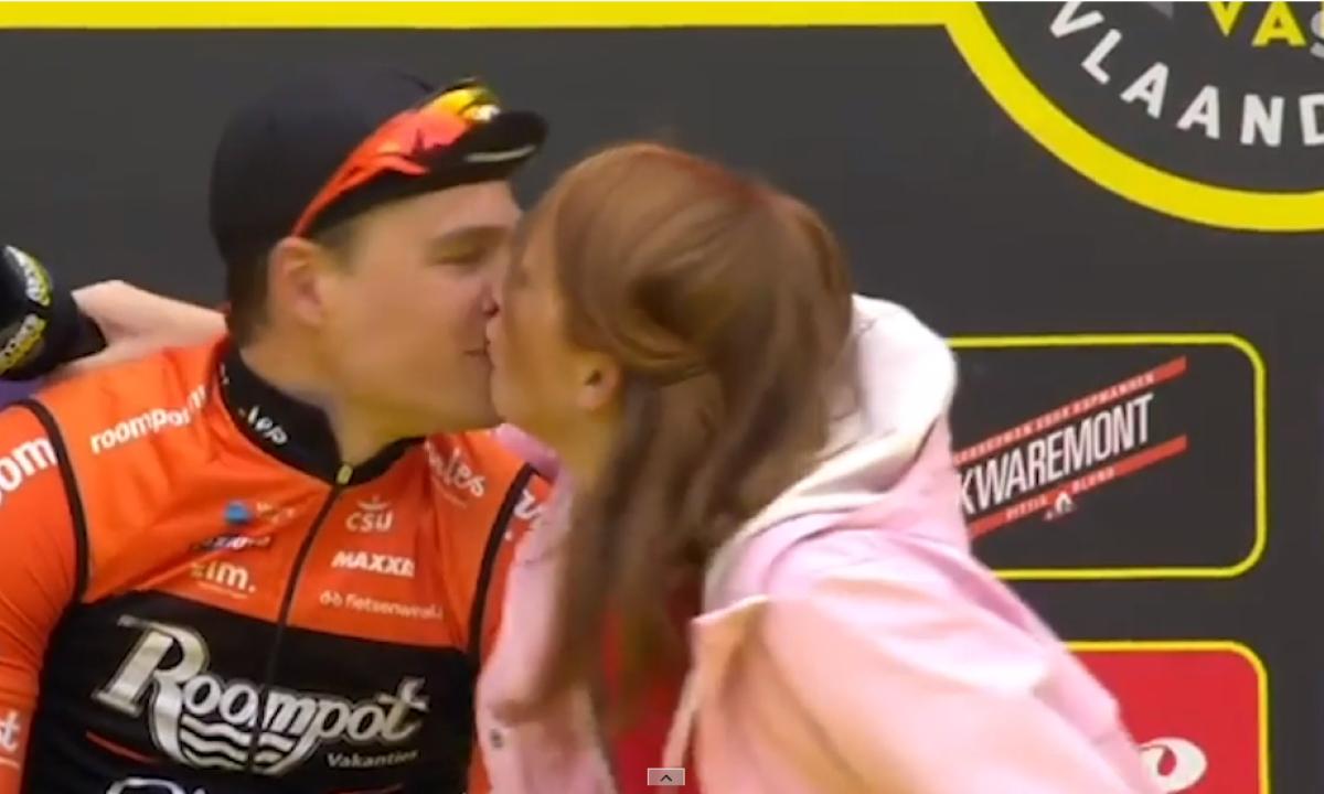 Ciclismo, la giornalista bacia (per sbaglio) il corridore