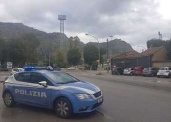 Gli chiede passaggio e lo rapina, arrestato