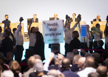 Greenpeace irrompe in Assemblea Nestlè,stop plastica monouso
