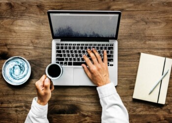 Hai versato caffè sulla tastiera del portatile? Ecco come puoi rimediare
