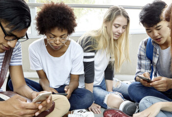 Il Papa ha chiesto agli studenti di liberarsi dalla dipendenza da telefonino
