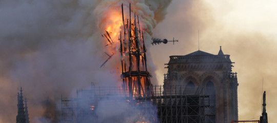 incendio notre dame parigi