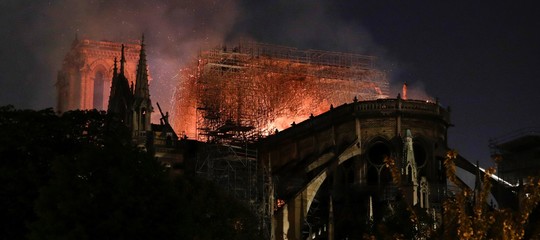 incendio notre dame parigi