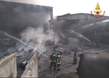 Incendio in azienda di rifiuti Valcart di Rogno, il sindaco: ‘Chiudete le finestre’