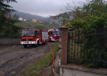 Incendio in villa nel Bolognese, vigile del fuoco ferito. FOTO