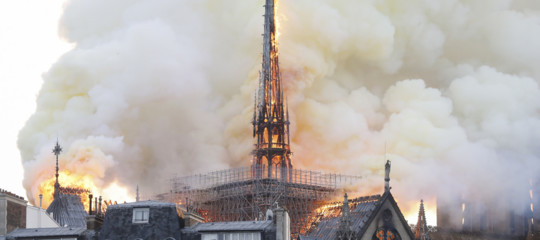 incendio notre dame parigi