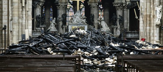 L’interno di Notre Dame dopo l’incendio. Alla luce del giorno