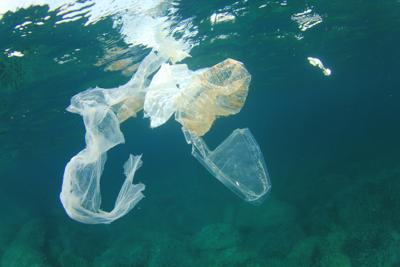 Sulle spiagge italiane oltre 770 rifiuti ogni 100 mt, l'80% è plastica