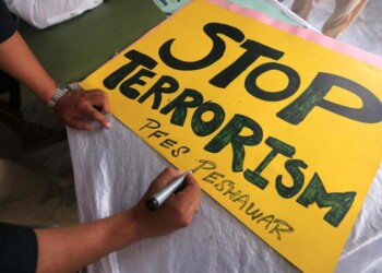 Moschee pregano per vittime Sri Lanka