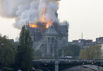 Il dolore di Macron: Notre-Dame in fiamme, maxi incendio devasta la cattedrale
