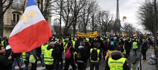 Nuovi scontri a Parigi con i Gilet gialli, cassonetti in fiamme e 126 arresti
