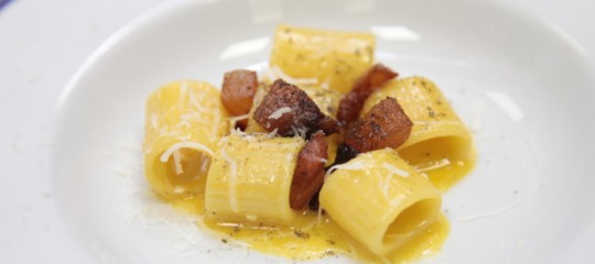 Oggi è il Giorno della Carbonara, ma qualcuno sostiene che sia ricetta americana