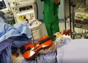Operata al cervello mentre suona violino