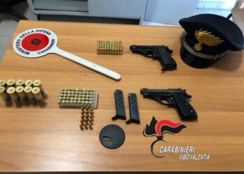 Pistole e munizioni in casolari, arresti