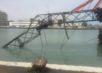Porto Pescara, si spezza gru della draga
