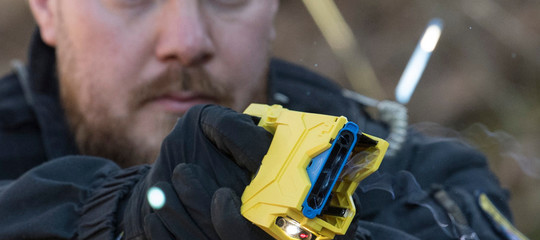 Pro e contro del Taser, la pistola elettrica