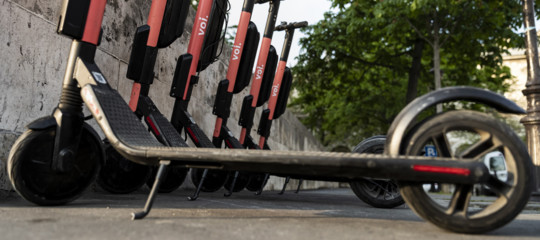 pugno duro contro monopattini