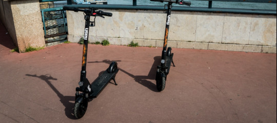 pugno duro contro monopattini