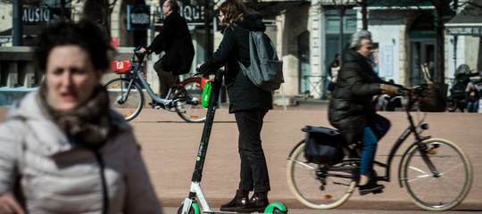 Pugno duro del Comune di Parigi contro i monopattini elettrici